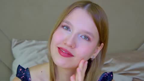 Snapshot of lililinn chatting on October 18, 6:17 am LiliLinn online show from October 18, 6:17 am