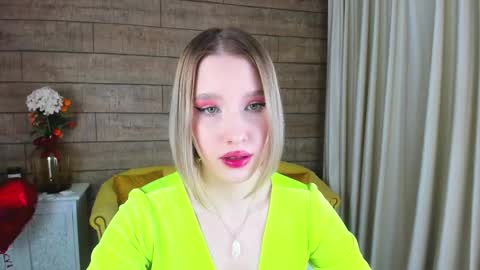Snapshot of lililinn chatting on February 19, 9:06 am LiliLinn online show from February 19, 9:06 am