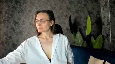 Snapshot of lillian_white1 chatting on October 19, 12:15 am lillian_white1 online show from October 19, 12:15 am