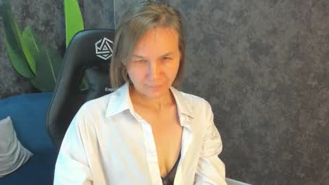 Snapshot of lillian_white1 chatting on September 27, 12:19 am lillian_white1 online show from September 27, 12:19 am