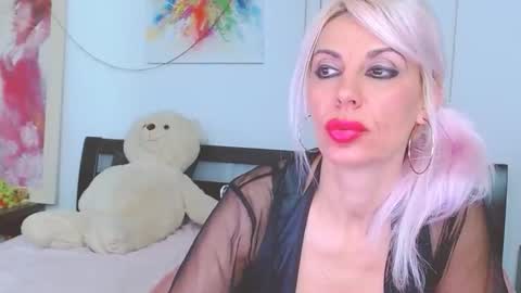 Lara online show from December 3, 2:01 am