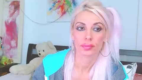 Snapshot of lillianasara chatting on October 9, 3:12 am Lara online show from October 9, 3:12 am