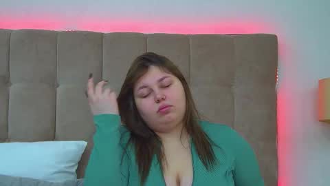 Snapshot of lillianhaig chatting on February 9, 6:37 pm LillianHaig online show from February 9, 6:37 pm