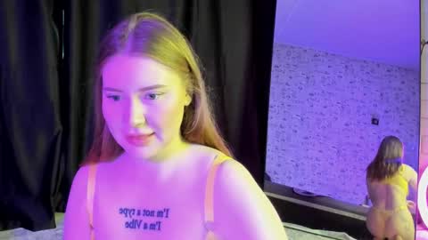 lillie_berry online show from October 22, 5:10 am