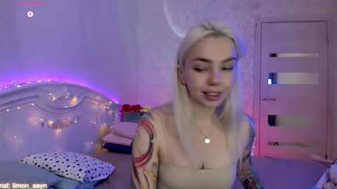 Snapshot of lillimooore chatting on October 5, 1:03 am LilliMoore online show from October 5, 1:03 am