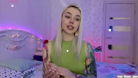 Snapshot of lillimooore chatting on October 18, 12:15 am LilliMoore online show from October 18, 12:15 am