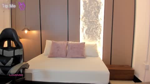 L I L L Y online show from January 15, 12:25 pm