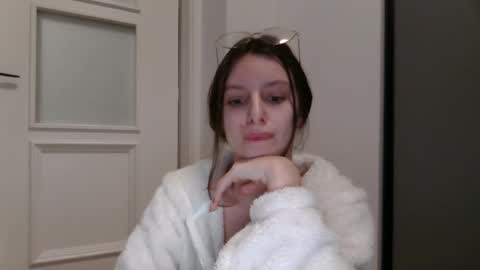 lilycandy_ online show from January 16, 2:37 pm