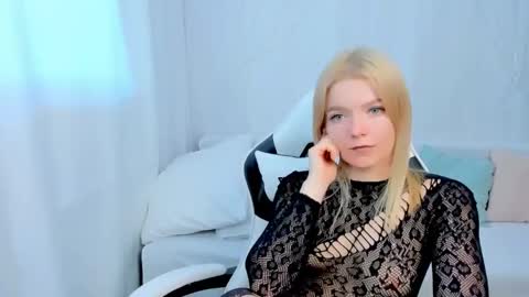 lilydavisss online show from April 9, 6:19 am