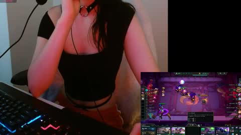 Snapshot of lilythrone chatting on October 10, 8:31 am Lily Rone online show from October 10, 8:31 am