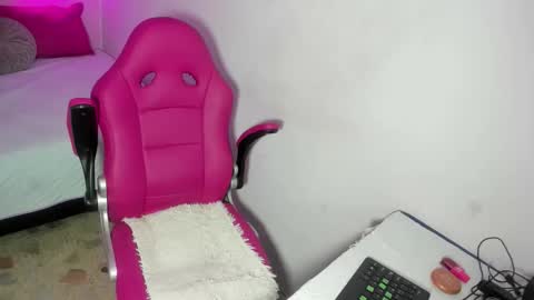 Snapshot of lina_clark_ chatting on October 17, 6:01 pm lina_clark_ online show from October 17, 6:01 pm