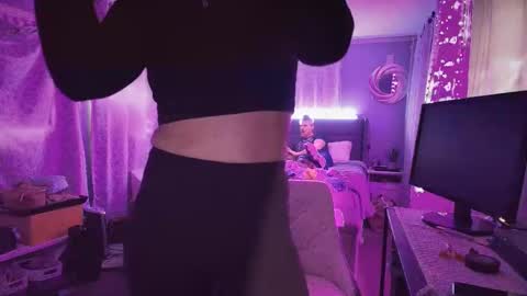 linuxgirlsudosu online show from April 5, 2:36 pm