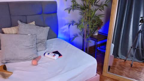 liorasterling online show from April 14, 9:29 pm