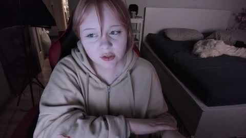 -Lisa- Help me to reach 100 thumbs up3 online show from February 13, 8:24 pm