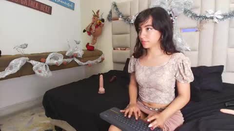 Mia online show from December 21, 3:40 pm