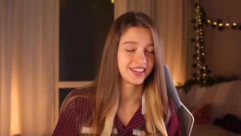Snapshot of little_poetry chatting on October 10, 3:51 pm Kiki online show from October 10, 3:51 pm