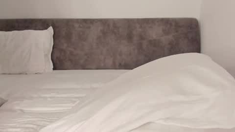 Snapshot of little_red_diamond chatting on February 27, 6:35 am hey im anna online show from February 27, 6:35 am
