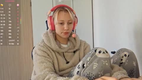 Snapshot of little_soyia chatting on October 2, 8:13 am Lana online show from October 2, 8:13 am