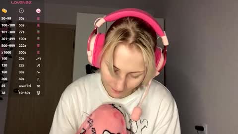 Snapshot of little_soyia chatting on October 20, 8:19 am Lana online show from October 20, 8:19 am
