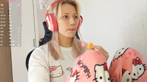 Snapshot of little_soyia chatting on October 4, 10:24 am Lana online show from October 4, 10:24 am