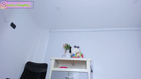 Snapshot of little_tatis chatting on January 14, 12:45 pm Im Laura. buy my contentcompra mi contenido offline  online show from January 14, 12:45 pm