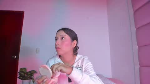 Snapshot of littlee_emma_ chatting on October 1, 3:16 am littlee_emma_ online show from October 1, 3:16 am