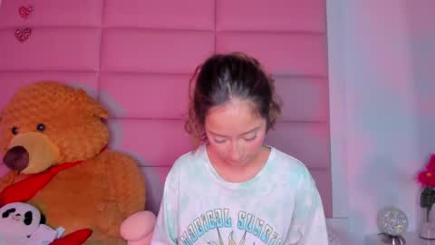 Snapshot of littlee_emma_ chatting on February 8, 6:33 am littlee_emma_ online show from February 8, 6:33 am