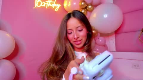 Snapshot of littlee_emma_ chatting on February 22, 6:28 am littlee_emma_ online show from February 22, 6:28 am