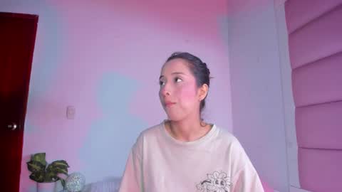 Snapshot of littlee_emma_ chatting on October 2, 3:27 am littlee_emma_ online show from October 2, 3:27 am