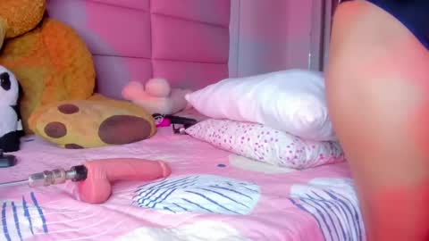 Snapshot of littlee_emma_ chatting on March 5, 4:34 am littlee_emma_ online show from March 5, 4:34 am