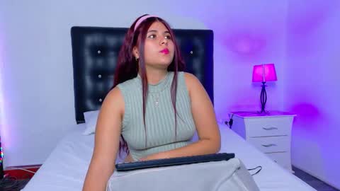 littlee_molly18 online show from October 14, 3:42 am