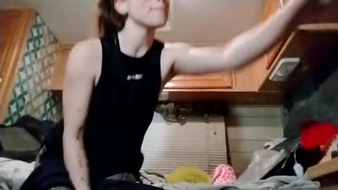 littleleo96 online show from December 3, 7:20 am