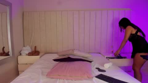 im olivia IG littleolivia01 online show from December 4, 1:33 pm