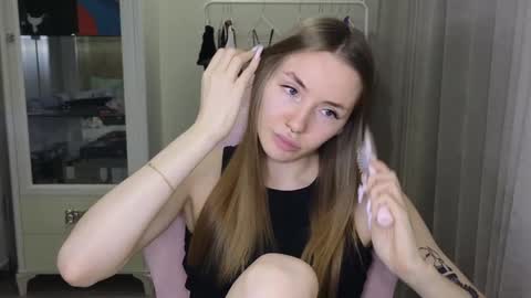 Snapshot of littlevildevil chatting on January 18, 2:12 pm Eliana online show from January 18, 2:12 pm