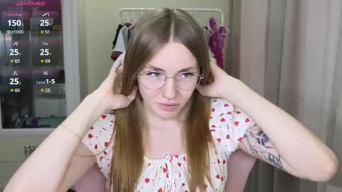 Snapshot of littlevildevil chatting on February 14, 11:53 am Eliana online show from February 14, 11:53 am