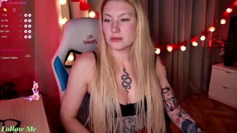 Snapshot of liv_fay chatting on February 15, 6:12 pm Liv 3 online show from February 15, 6:12 pm