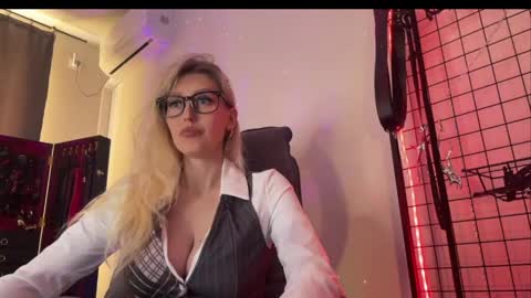 Liya Ray online show from May 7, 2:46 pm