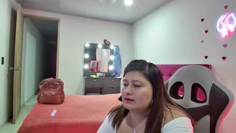 Snapshot of lizz_milf chatting on October 5, 7:06 am lizz_milf online show from October 5, 7:06 am