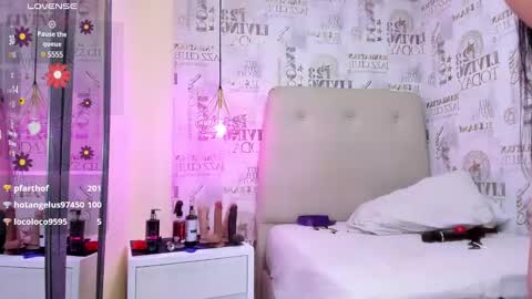 Snapshot of lizziemontana2 chatting on February 11, 10:50 pm        online show from February 11, 10:50 pm