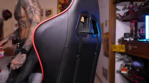 logan_hugh8 online show from May 13, 3:43 pm