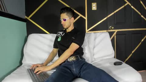 Snapshot of logan_rogers chatting on October 2, 1:21 pm Logan Rogers online show from October 2, 1:21 pm