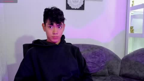 logantwink18 online show from September 9, 1:44 pm