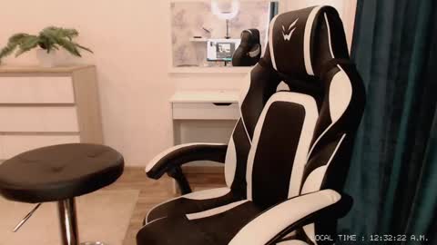  Lola  online show from March 3, 7:32 am