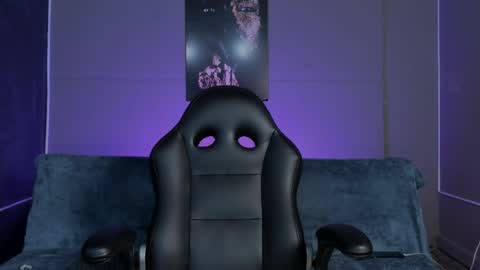 lola red online show from April 23, 7:15 pm