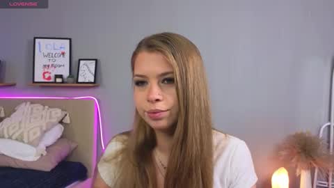 Snapshot of lollastich__ chatting on September 30, 8:14 am Lola online show from September 30, 8:14 am