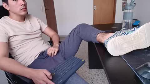 Snapshot of looki_16 chatting on October 17, 4:33 pm looki 16 online show from October 17, 4:33 pm