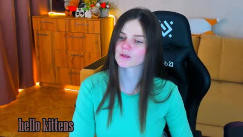 Lora Cain online show from December 19, 3:08 pm