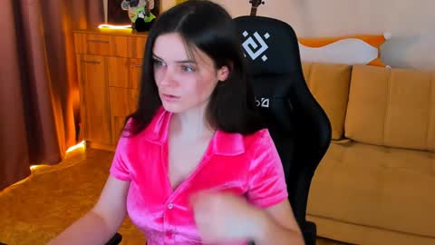 Lora Cain online show from December 6, 2:55 pm