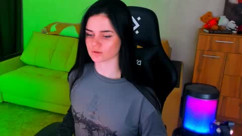 Lora Cain online show from February 10, 6:03 pm