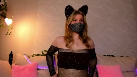 lorafisher online show from May 9, 12:05 am